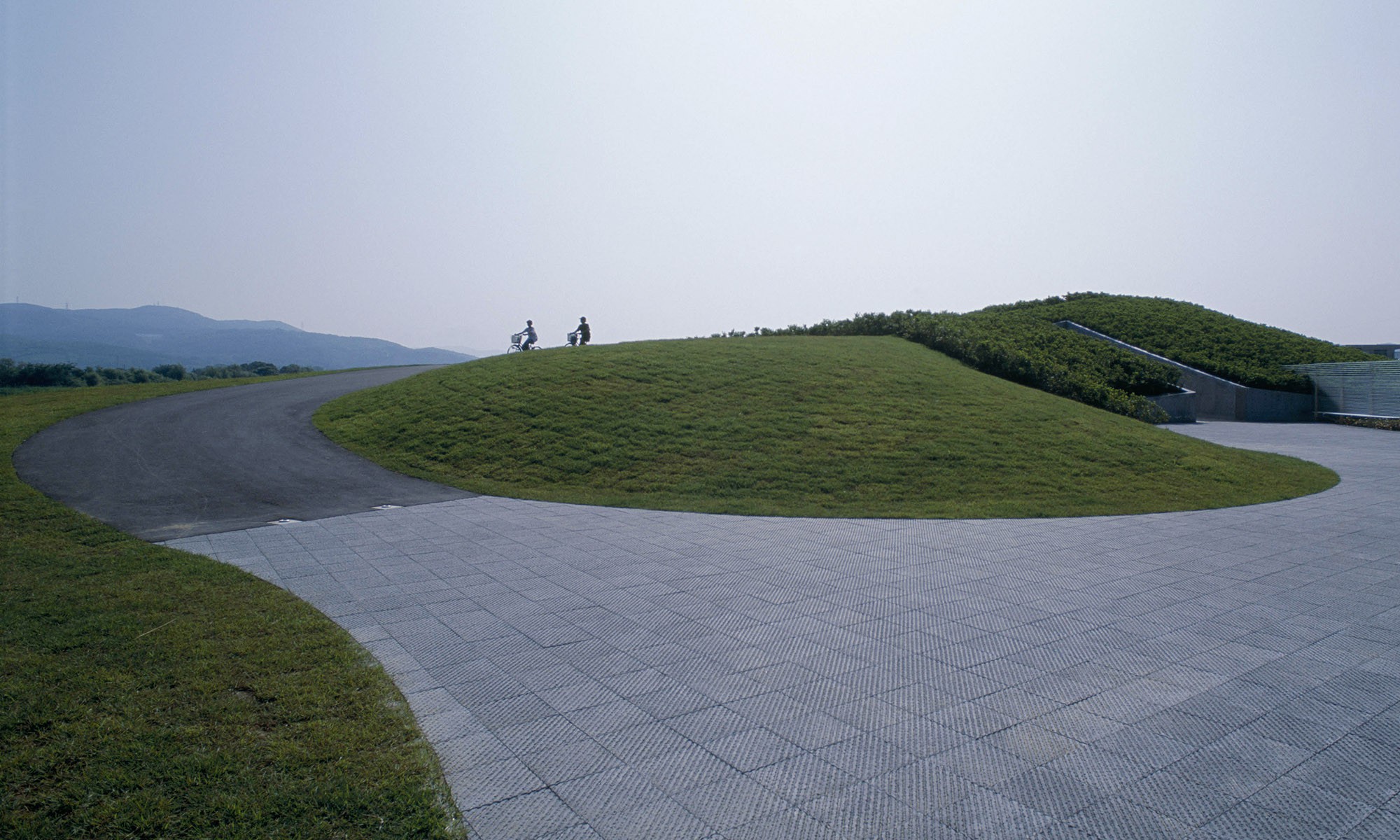旧北上川分流施設完成10周年記念建設物カード 北上川の土手沿いの道 | ランナーズインフォメーション研究所